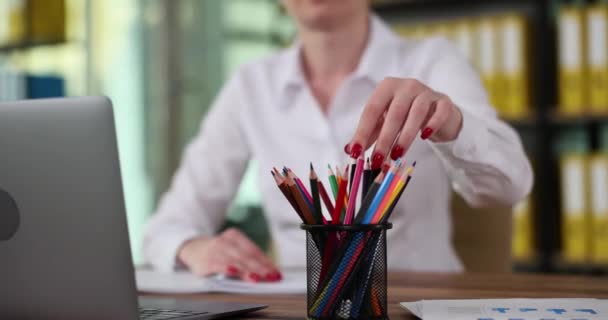 Mujer Gerente Toma Lápiz Colores Oficina Lápices Colores Trabajo — Vídeos de Stock