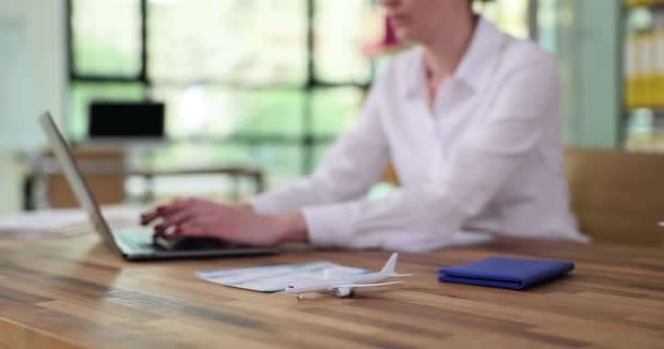 Žena Pracující Notebooku Která Hledá Útěk Pomocí Online Služby Manažer — Stock video