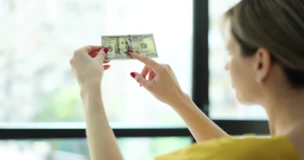 Mulher Verifica Marcas Água Dólares Dinheiro Frente Janela Reconhecer Notas — Vídeo de Stock
