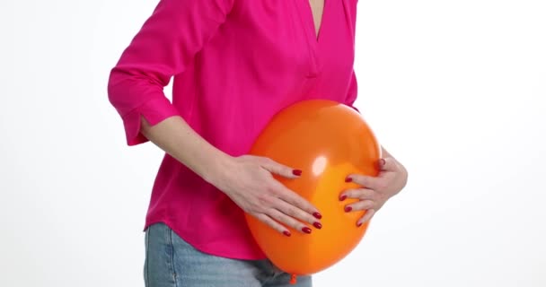 Mulher Segura Estômago Doente Com Balão Fundo Branco Flatulência Inchaço — Vídeo de Stock