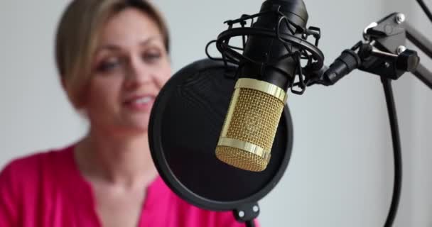 Žena Podcasteru Sedí Stolu Mluví Mikrofonu Stativu Sdílí Informace Girl — Stock video
