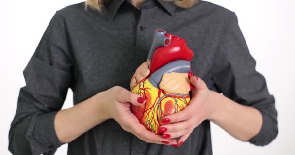 Női Kéz Emberi Szív Nyitott Modelljét Tartja Testen Szívbetegségek Problémája — Stock videók