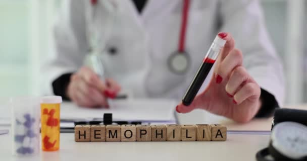 Hemofili Text Och Läkare Ordinera Behandling Och Recept För Medicinska — Stockvideo