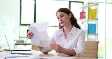 Ofis çalışanı gazetede kötü haber okumaktan şikayetçi. Kötü haber ve banka borcu