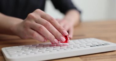 Klavyede kırmızı kemikler. Bilgisayar klavyesi konseptinde çevrimiçi çalmak için zar oyunu