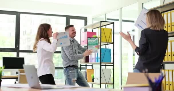 快乐的员工在一个现代化的办公室里跳舞 庆祝整个公司的成功 情绪愉快的同事们 同事们一起在工作场所玩乐放松 — 图库视频影像