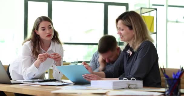 Uykusu Gelen Çalışanlar Ofisteki Meslektaşlarını Dinliyor Fazla Mesai Işçilerin Tükenme — Stok video