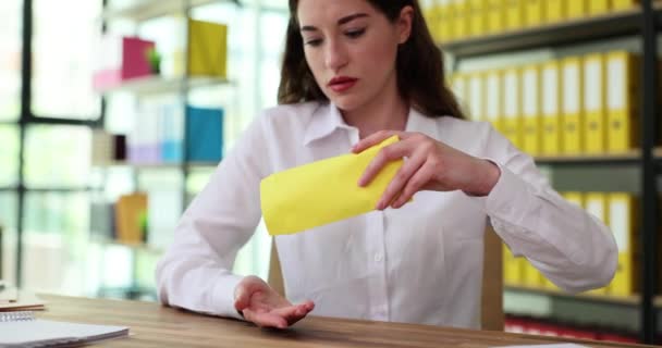 Wanita Menuangkan Bubuk Putih Dari Amplop Narkoba Tempat Kerja Kantor — Stok Video