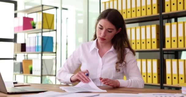 Femme Signe Des Documents Commerciaux Importants Table Dans Gros Plan — Video