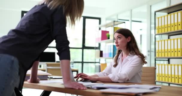 경영자들은 사무실에서 웅크리고 이야기한다 의문제 결책을 — 비디오
