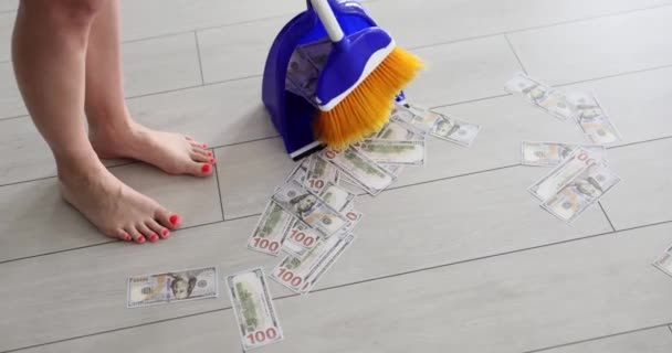 지폐를 빗자루로 이치운 쓰레기를 버린다 인플레이션 — 비디오