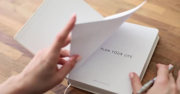Las Manos Mujer Texto Planifican Diario Vida Escribiendo Una Nota — Vídeo de stock