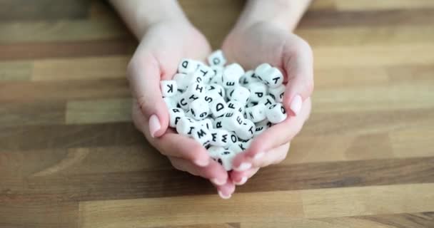 Mãos Seguram Muitos Ossos Brancos Com Letras Inglesas Mesa Fecham — Vídeo de Stock