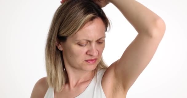 Zamartwiona Kobieta Nieszczęśliwą Twarzą Sprawdza Zapach Pachy Zły Zapach Pod — Wideo stockowe