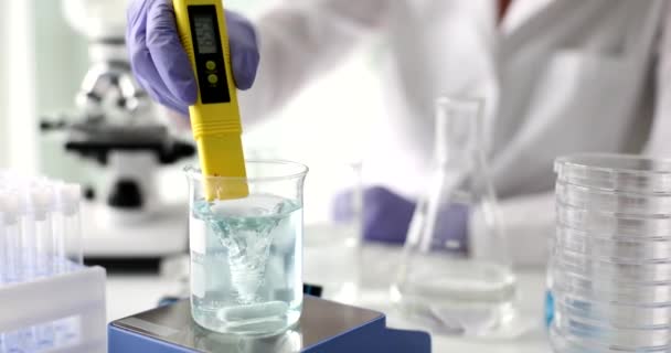 Tds計は 実験室で水質をチェックします 水質テスターと実験室水浄化システム — ストック動画
