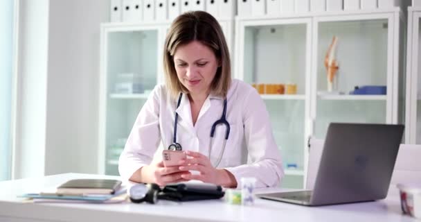 Bela Terapeuta Consulta Clínica Usando Aplicativo Smartphone Médica Sorridente Segurando — Vídeo de Stock