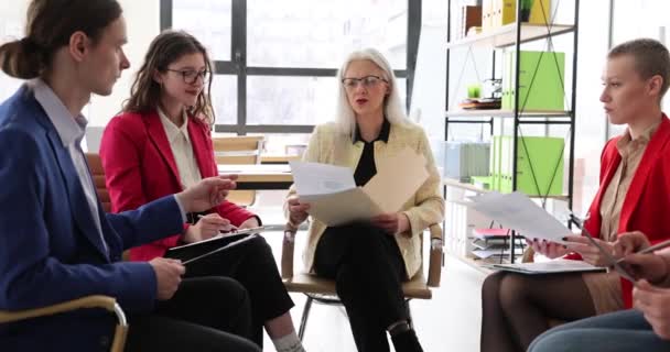 Серьезные Зрелые Женщины Руководители Бизнес Партнерами Стажерами Обсуждают План Развития — стоковое видео