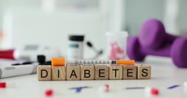糖尿病与注射器和药丸在医生桌上 内分泌系统疾病和高血糖引起的疾病 — 图库视频影像