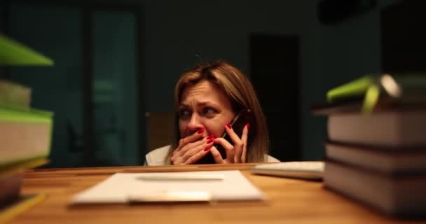 Mulher Assustada Chocada Com Medo Trovoada Chama Serviço Resgate Telefone — Vídeo de Stock