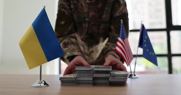 Wojskowy Człowiek Проходіт Dużo Pieniądze Przy Stół Negocjacyjny Ukraina Euro — Wideo stockowe