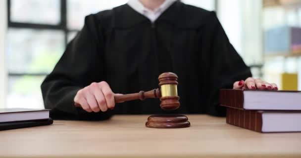 Juez Golpea Mazo Sala Del Tribunal Emite Veredicto Sentencia Sentencia — Vídeos de Stock