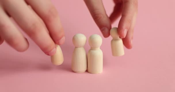 Holzfiguren Von Jungen Familien Mit Adoptierten Kindern Adoptionsverfahren Und Tatsächliche — Stockvideo