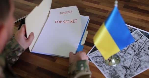 우크라 이나군의 계획에 문서를 연구하고 우크라이나 남부와 — 비디오