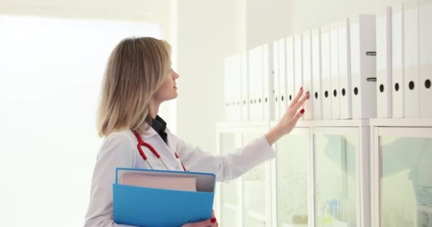 Doutora Pega Anel Branco Prateleira Enfermeira Uniforme Médico Procura Materiais — Vídeo de Stock