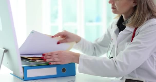 Доктор Шукає Медичні Документи Купі Лікар Шукає Звіти Пацієнта Лікарні — стокове відео