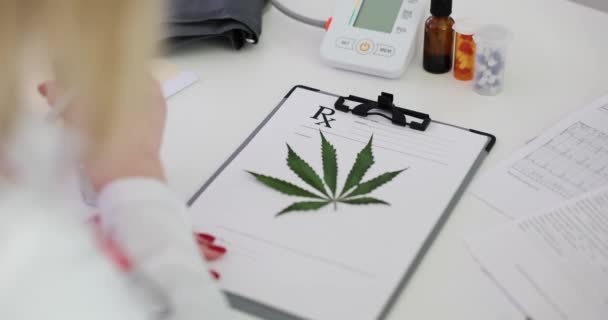 Läkaren Stämplar Marijuana Receptbelagda Dokument Lagligt Köp Narkotika — Stockvideo