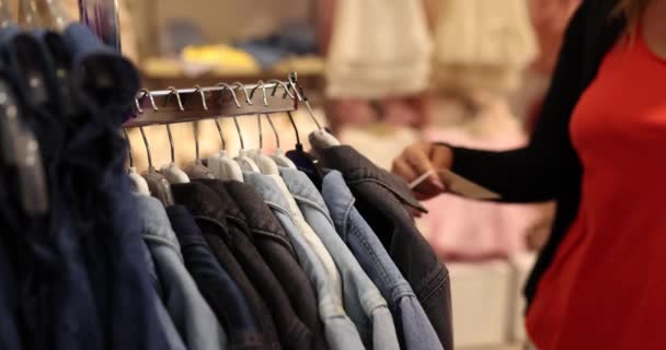 Etykieta Ubraniach Wiszących Wieszaku Sklepie Odzieżowym Cenne Zniżki Promocje Sklepie — Wideo stockowe