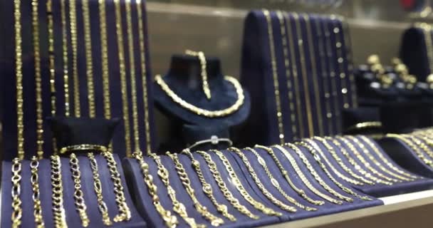 珠宝店柜台上昂贵的珠宝 销售的各种钻石蓝宝石金耳环 — 图库视频影像