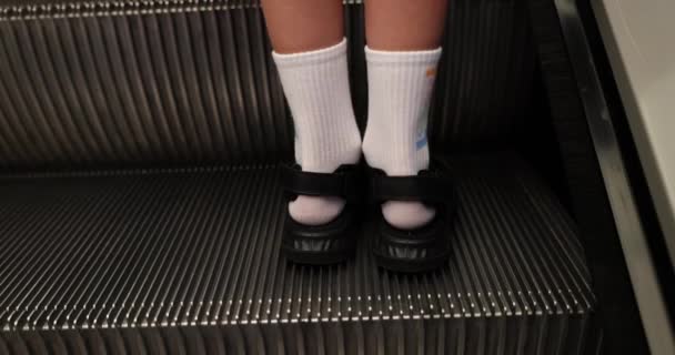 Dětské Nohy Kovových Schodech Eskalátoru Pohled Zezadu Pravidla Pro Použití — Stock video