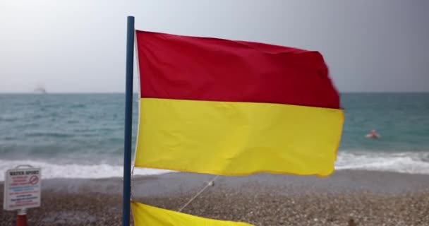 Vlajka Plavčíka Červeně Žlutá Moři Pláži Bezpečnostní Pojištění Pro Plavbu — Stock video