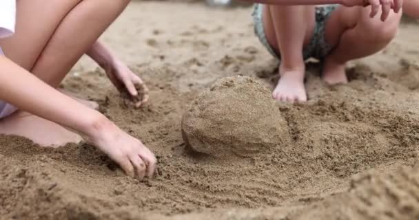 Primo Piano Mani Bambini Bambini Che Costruiscono Torre Sabbia Spiaggia — Video Stock
