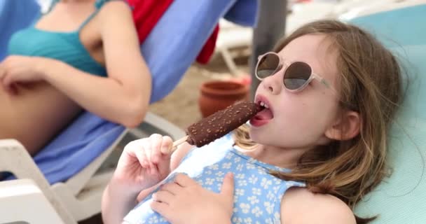Petite Fille Mangeant Délicieuses Glaces Chocolat Froid Sur Plage Enfant — Video