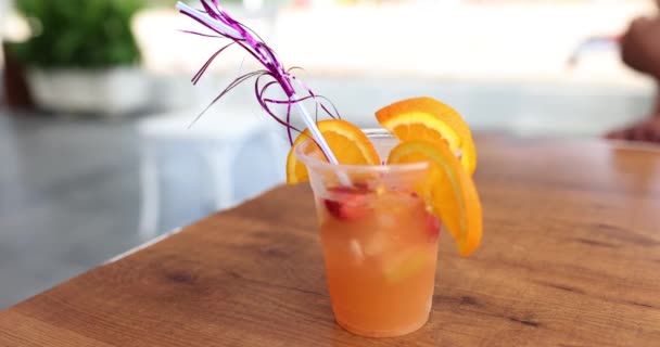 Cocktail Orange Brillant Verre Transparent Avec Paille Tranche Orange Cocktail — Video