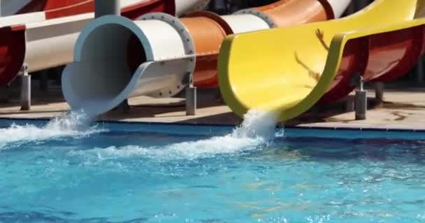 Dziecko Zjeżdżalni Wodnej Parku Wodnym Lecie Lato Wakacje Szczęśliwe Dzieci — Wideo stockowe