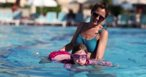 Madre Feliz Con Hija Nadando Piscina Verano Tiempo Libre Vacaciones — Vídeos de Stock