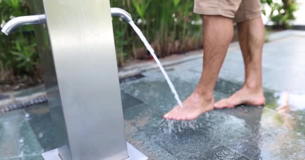 Sahilde Ayaklarını Yıkayan Bir Adam Havuzda Ayak Yıkama Otel Kuralları — Stok video