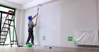 Usta boya tavanı ve beyaz boya silindiri. Duvar ve tavan onarımı ve boyaması