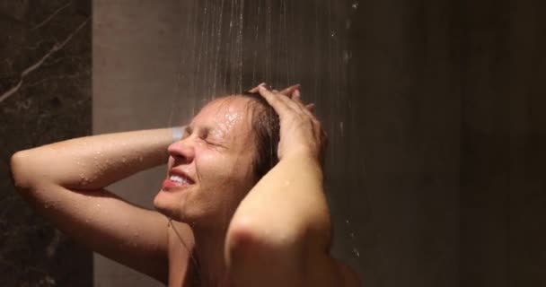 Młoda Zmysłowa Kobieta Bierze Gorący Relaksujący Prysznic Kobieca Higiena Poranny — Wideo stockowe