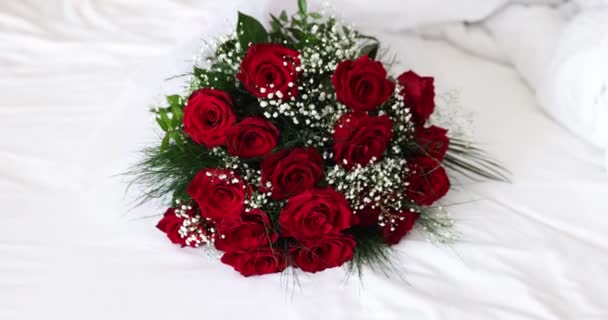 Yatakta Kırmızı Güller Çingene Çiçekleri Çiçekçilik Çiçek Sanatı Özel Günler — Stok video