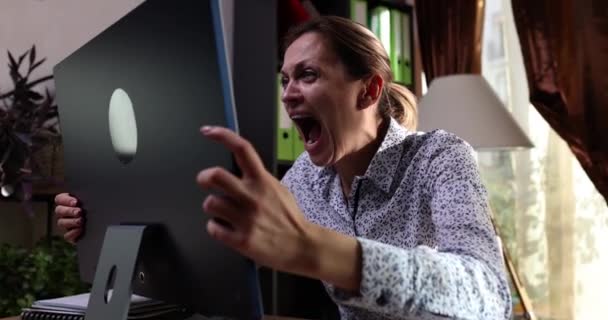 Geïrriteerde Vrouw Vloekt Schreeuwt Tegen Kapotte Opknoping Langzame Computer Computerapparaat — Stockvideo
