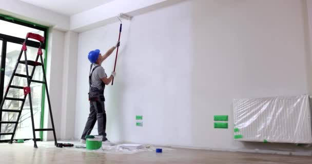 Man Meester Verf Plafond Met Witte Verf Roller Kamer Reparatie — Stockvideo