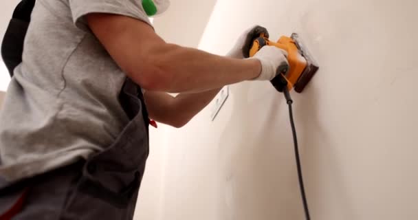 Επισκευαστής Γυαλίζει Σοβά Στον Τοίχο Ευθυγράμμιση Επιδιόρθωσης Τοίχων Και Διακόσμησης — Αρχείο Βίντεο