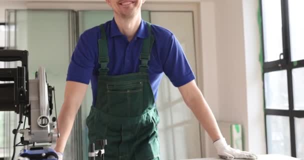 Construtor Masculino Sorrindo Alegremente Olha Para Câmera Construtor Confiante Conceito — Vídeo de Stock