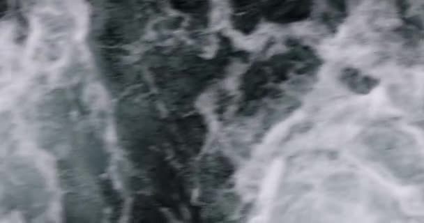速い動きのボートから破壊する強力な波 白い泡の濃い青の水の巨大なストリーム — ストック動画