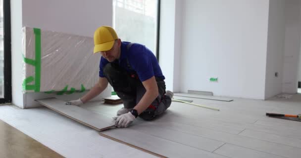 Práce Mistra Instalaci Plovoucích Podlah Pokládajících Laminát Podlahu Stavební Služby — Stock video
