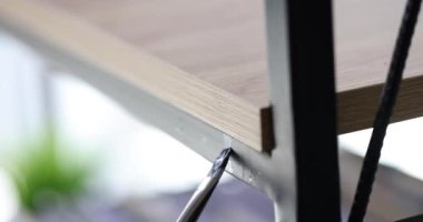 Masanın tezgahına siyah boyayla boyanacak kişiler. Metal tablo boyama